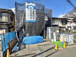 玄関までのアプローチは、雨の日でも安心のフラット設計。