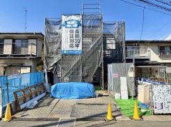 夜には玄関まわりのライトが家族の帰宅を優しく迎え、防犯性とデザイン性を兼ね備えたエクステリアに仕上がります。
