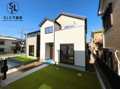 玄関までのアプローチは、雨の日でも安心のフラット設計。