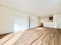 大きな窓から差し込む光が心地よい、開放感たっぷりのLDK。家族が自然と集まる温かな空間です。収納もワークスペースも完備で、暮らしやすさもしっかり◎ 毎日の時間がちょっと好きになる、そんな住まいです。