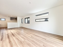 大きな窓から光がたっぷり差し込む、明るく開放的なLDKが魅力の一邸。家族みんなが自然と集まる心地よい空間です。シンプルで使いやすい間取りと落ち着いた色合いのフローリングで、新生活を優しく迎えてくれます。毎日をのびのび過ごせる、笑顔が増える住まいです。