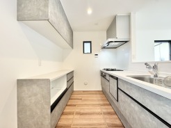 家事がぐっとラクになる収納充実のシステムキッチン♪広々カウンターで配膳もスムーズ、家族との会話も弾む明るい空間です。毎日の料理がちょっと楽しみになる、そんな心地よさを感じられるお家です。