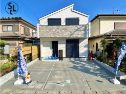 家族みんながほっとできる、明るく心地よい新築戸建て。ゆとりある駐車スペースに、開放的な間取りが魅力です。毎日の暮らしがちょっと嬉しくなる、そんな住まいをご紹介します。