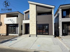 各居室は整形のため、家具の配置もしやすく４ＬＤＫ全居室に収納を完備しております。南面は駐車スペース・道路として開けているため陽当りも安心です♪