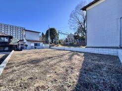 1号地 建ぺい率60％、容積率200％のエリアで3階建ても建設可能なエリア。2世帯住宅もプランによっては検討いただけます。まずは一度ご覧になってみてください。