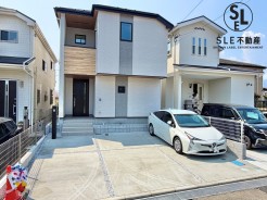 開放感のある立地でカースペースもゆったりしています。