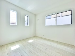2階洋室4.9帖のお部屋にはたっぷり収納可能なウォークインクローゼット付き◎