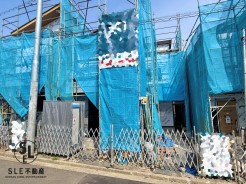 【駐車並列2台】生活利便施設へのアクセスもしやすく、交通量も適度で安心感のある前面道路。