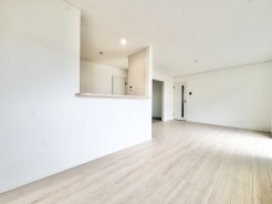 2号棟 やさしい木目と明るい光に包まれた、心地よいリビング。開放感のある対面キッチンで、会話を楽しみながらお料理ができます。シンプルな空間は家具配置も自由自在。家族の時間も自分時間も大切にできる、毎日がちょっと好きになる住まいです。