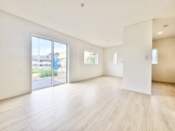 2号棟 「家族みんながほっとくつろげる、やさしい光に包まれたリビングのある家。毎日の“ただいま”がもっと楽しみになる住まいです。」