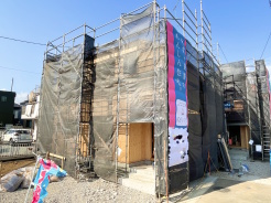 南側からたっぷりの陽光が差し込むリビングは約16.0帖