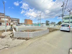 家族の「ただいま！」を受け止める、明るい採光設計の玄関。