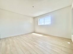 白を基調とした爽やかな空間が魅力の洋室。広めの掃き出し窓からたっぷり光が入り、日中は照明いらずの明るさです。外に視線が抜けるため、実際の広さ以上の開放感を感じられます。
