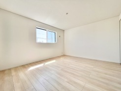 明るい光がたっぷり入る心地よい洋室。広々クローゼットで収納もばっちり！シンプルで使いやすい空間だから、子ども部屋にも寝室にもぴったりです。