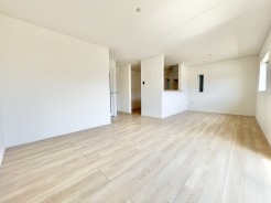 明るい光がたっぷり差し込む広々リビングは、家族みんながのびのび過ごせる心地よい空間。キッチンや階段への動線もスムーズで、毎日の暮らしがもっと快適に。自然と会話が生まれる、あたたかい住まいです。