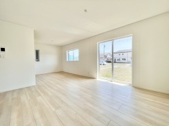 柔らかな光が広がる、心までほぐれるようなリビング空間。家族が自然と集まり、ゆったり過ごせる温かい雰囲気が魅力です。広々とした間取りで、おうち時間がもっと好きになる場所です。