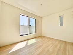 大きな窓から自然光が差し込む、明るく開放的な洋室。家具の配置がしやすいシンプルな間取りで、寝室や子ども部屋、ワークスペースなど多用途にお使いいただけます。