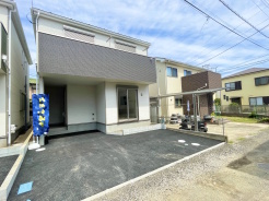 南東向きで陽当たり良好です。
カースペース2台可能。

他の車の侵入も少なく閑静な住宅地です。