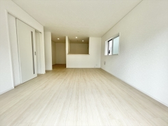 嬉しい都市ガスエリアで閑静な住宅街に佇みます。バルコニーはワイドバルコニー設計で2部屋から行き来可能。