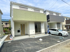 1号棟はLDK約20帖の広々とした間取り。南東向き南東道路で陽当たりと開放感良好の新築です。是非一度ご覧になってみてください。