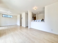 2号棟 リビング一部にカウンターがあり、お子様の勉強スペースとして家事をしながら様子を見ることもできます◎