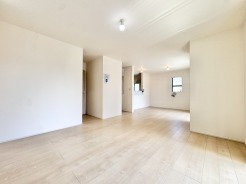 2号棟 家族が自然と集まる広々としたリビングは、毎日の暮らしを豊かにしてくれます。