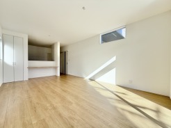 広々としたLDKとなっております。リビング収納とカウンターがございますので、空間を最大限に広くお使い頂けそうです。