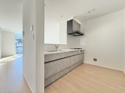 対面式キッチンは家族の会話が増える素敵な間取りとなっております。こちらのキッチンで美味しいお料理と素敵な思い出をご一緒にどうぞ。