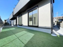 庭先が3mもある広々とした南向きのお庭。陽当たりと開放感が良好です。