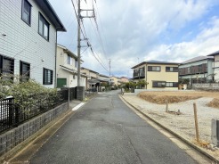 前面道路は比較的交通量が少なく、落ち着いて駐車していただけます。