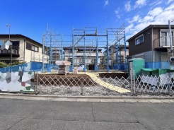 玄関は、カードやケータイでピット鍵を開けるカザスプラスが標準設備◎