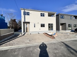 主寝室は約7.7帖、キングサイズベットも設置できます。