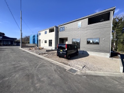 東側道路と西側道路の角地なので駐車のストレスも少ないです。