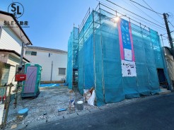 青空が広がる穏やかな住宅街で、新しい暮らしを迎えるチャンスです！現在建築中の住まいは、完成後の明るい生活を想像するだけでワクワク。周辺は落ち着いた環境で、子育てにもぴったり。できあがっていく“わが家”を見守れる特別感のある物件です。