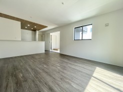 3号棟 視界が広がるワイドなリビング空間は、小さなお子様がいても見守りやすい設計。キッチンからもリビングを見渡せ、家族の気配を感じながら家事ができます。