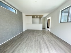 3号棟 木のぬくもりを感じる天井と白を基調とした内装が調和したリビングダイニング。落ち着きのあるデザインで、家具の配置もしやすいシンプルな空間です。