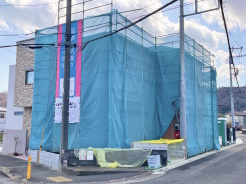 青いシートに包まれた、未来への期待感あふれる街並み
