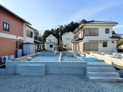 家族の「ただいま！」を受け止める、明るい採光設計の玄関。