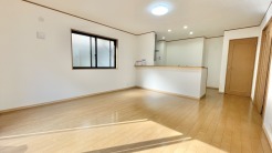 キッチンからリビングを見渡せるスマートな間取りです。
室内リフォーム済みの為、即入居も可能です。