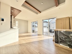 LDKは約16帖で折り上げ天井があり開放感良好です。1階5.5帖の和室と合わせると20帖以上の空間で広々と感じられます。