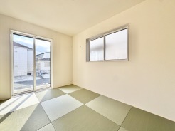 洋室仕様の1階5.5帖の和洋室。急な来客やお子様の子育て用スペースとしても活躍します。