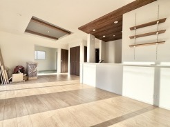 LDKには稼働棚やアクセントクロス、折り上げ天井で3面採光など魅力が溢れます。