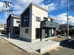 開放感ある角地の2号棟。2号棟は全室南西向きでワイドバルコニー、吹き抜けや玄関土間スぺースなど魅力あふれます