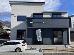 1階のLDKは17帖あり、隣室の和室5.25帖を含めると23帖以上となる1階の空間。3面採光で陽当たりと開放感が良好です。