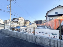 2棟ともLDKは17帖超えのゆとりある空間です。LDKには吹抜けと折り上げ天井があり開放感を感じられます。