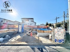 2棟ともLDKは17帖超えのゆとりある空間です。LDKには吹抜けと折り上げ天井があり開放感を感じられます。