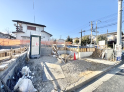 注文建築に劣らない仕様の新築戸建となっております。玄関土間収納や全室WIC、吹き抜けや勾配天井など魅力溢れます。