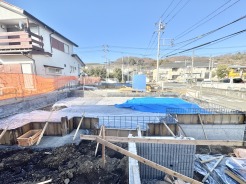全居室南向きで角地含む2棟の新築戸建。車種により2台並列可能です。