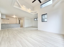 24帖の空間に吹抜けが合わさりさらなる開放感を感じられます。2階のリビングは人目が比較的気にならないのもうれしいポイント。