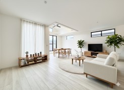 2階のLDKにはバルコニーが2面あり更に開放感を感じられます。完成したばかりの新築戸建を是非一度ご覧になってみてください。